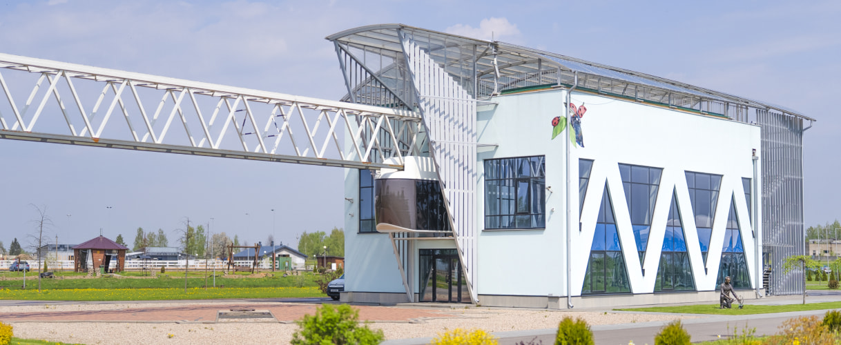 48-seat quad-rail uBus leaves the passenger station. EcoTechnoPark, Maryina Gorka, 2022 48-seat quad-rail uBus leaves the passenger station. EcoTechnoPark, Maryina Gorka, 2022